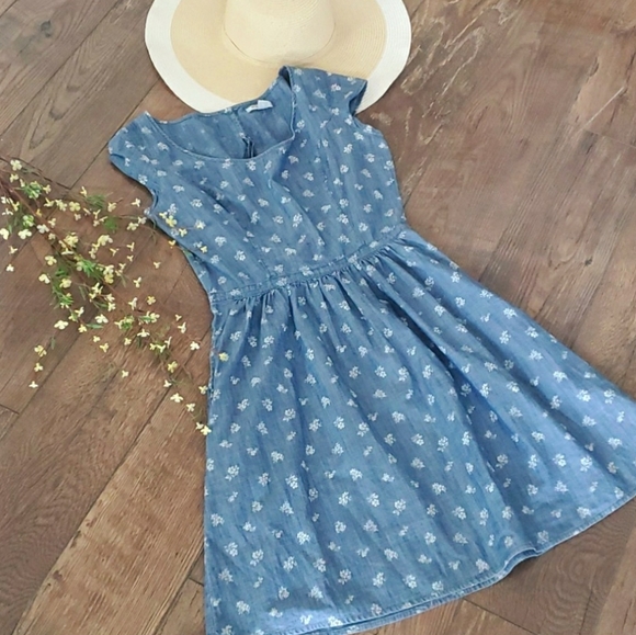 Old Navy Dresses & Skirts - 🎉Host Pick!! 🎉Old Navy chambray dress w/ flowers